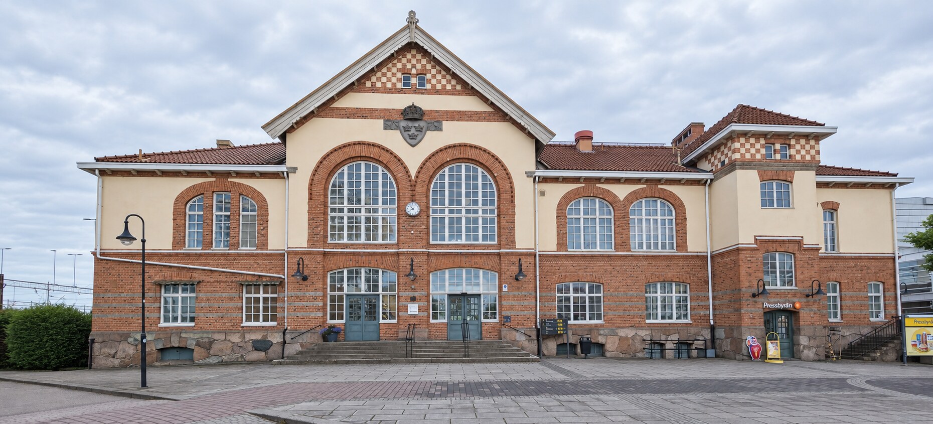 Alvesta stationshus i tegel sett från stationstorget